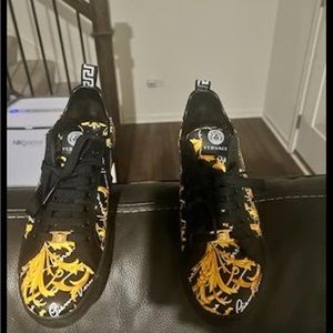 Authentic Versace excellent condition worn once. Gold/black sz 43